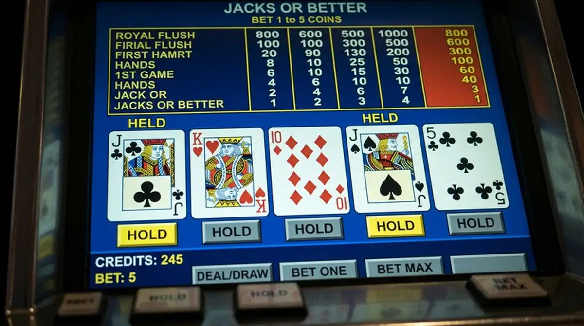 Video-Poker-Automat-Bildschirm mit Jacks or Better Paytabelle und gehaltenen Karten